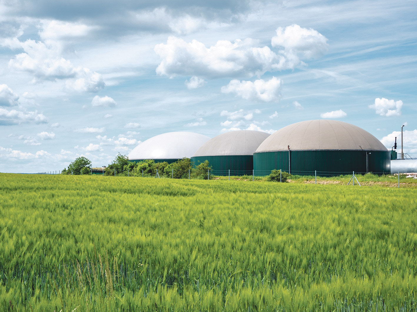 Biogasanlage neben einem Feld